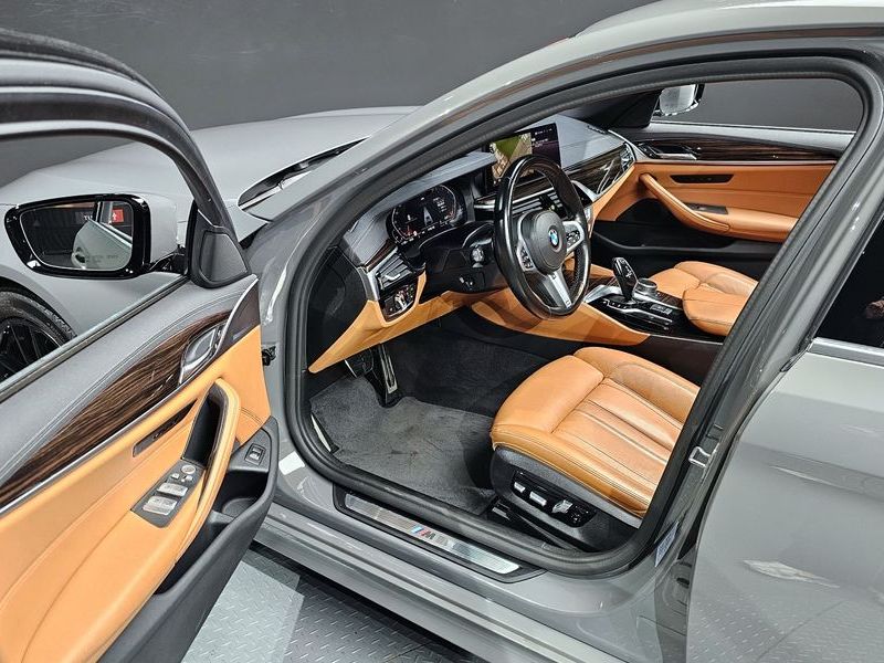 2021 BMW 5 Series 520i M Sport photo 11
