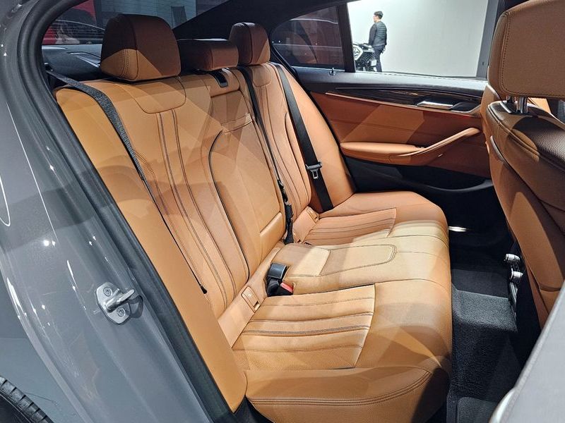2021 BMW 5 Series 520i M Sport photo 12