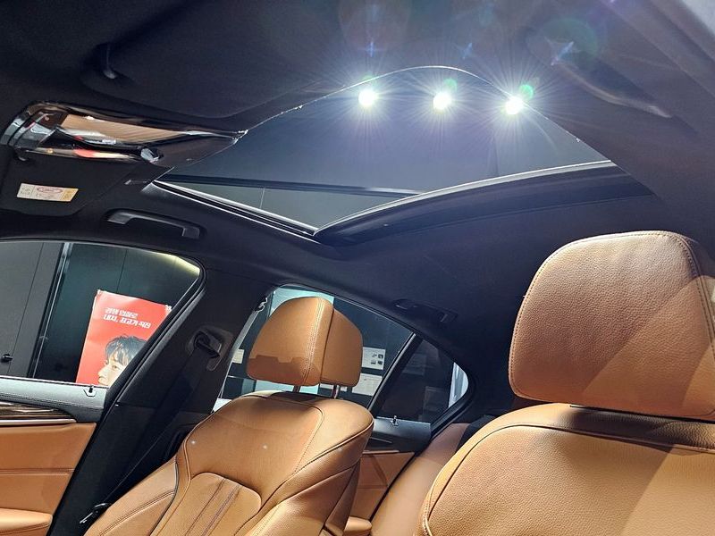 2021 BMW 5 Series 520i M Sport photo 18
