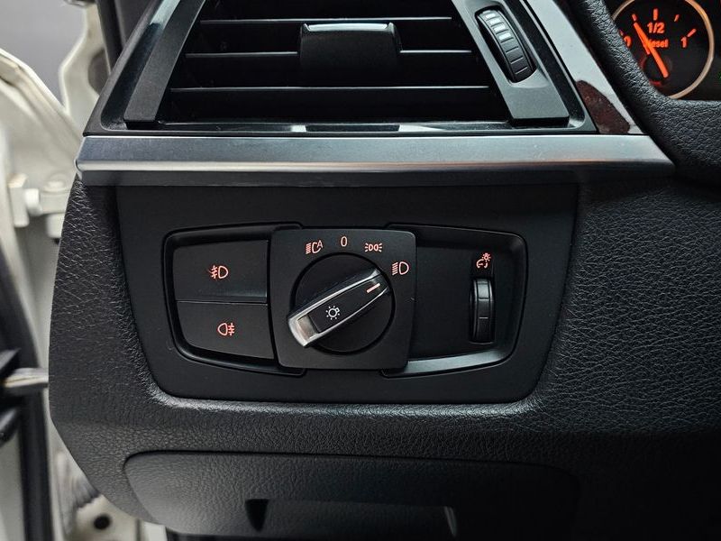 2015 BMW 3 Series 320d photo 17