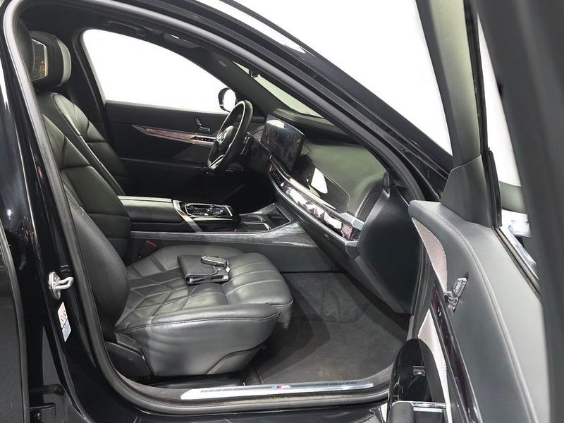 2024 BMW 7 Series 740d xDrive M Sport photo 12