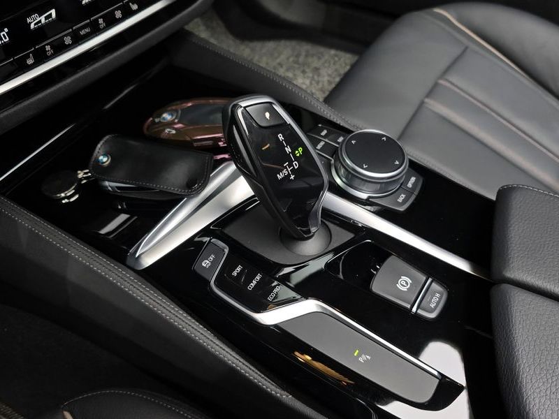 2019 BMW 5 Series 520i Luxury photo 9