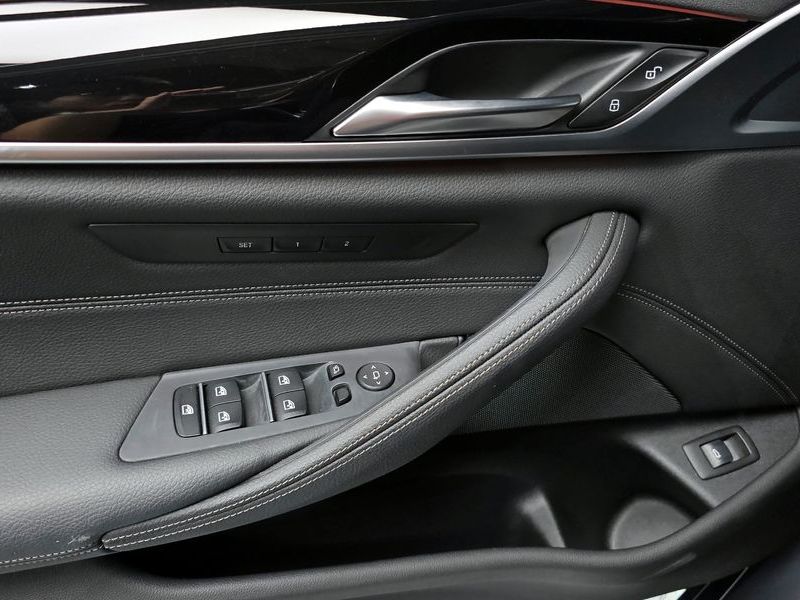 2019 BMW 5 Series 520i Luxury photo 18
