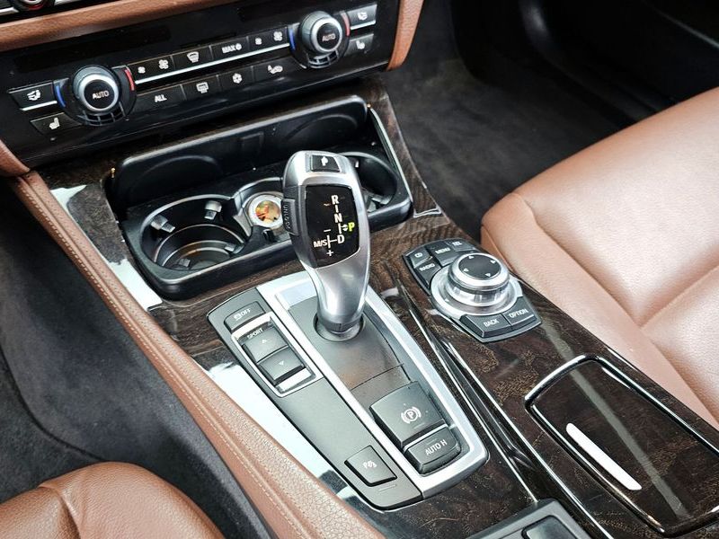 2012 BMW 5 Series 520d photo 9