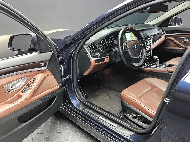 2012 BMW 5 Series 520d photo 10