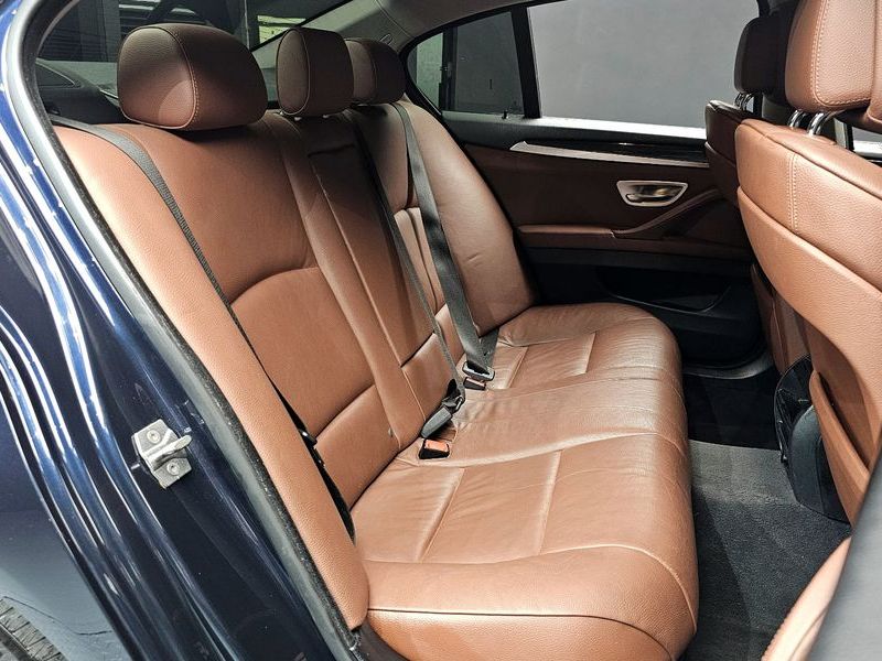 2012 BMW 5 Series 520d photo 11