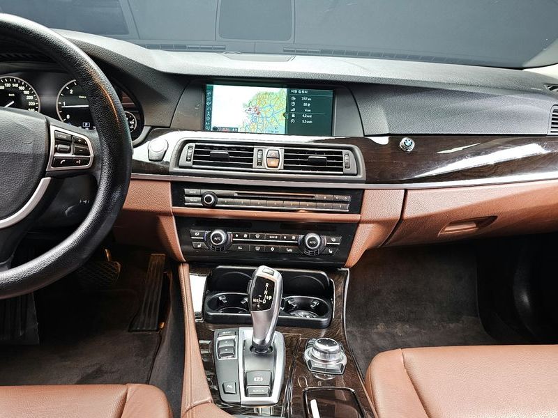 2012 BMW 5 Series 520d photo 13