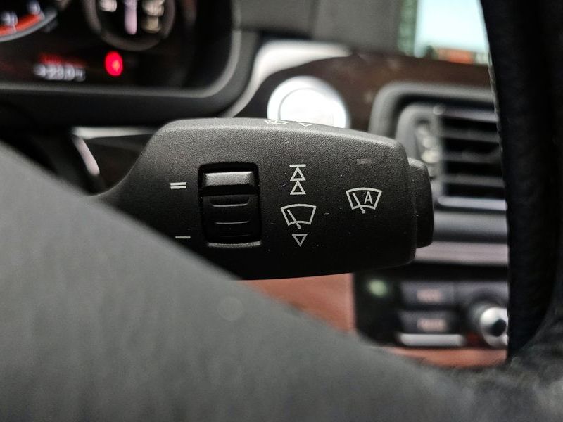 2012 BMW 5 Series 520d photo 17