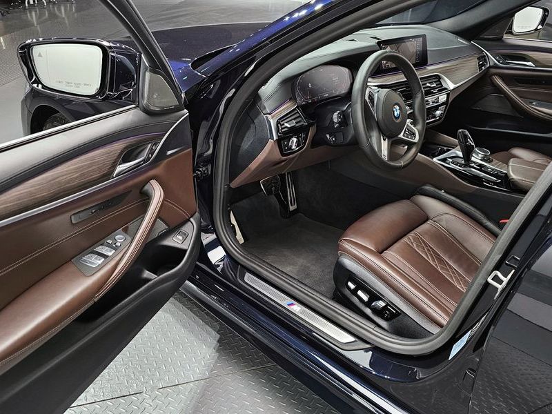 2020 BMW 5 Series 520i M Sport photo 11