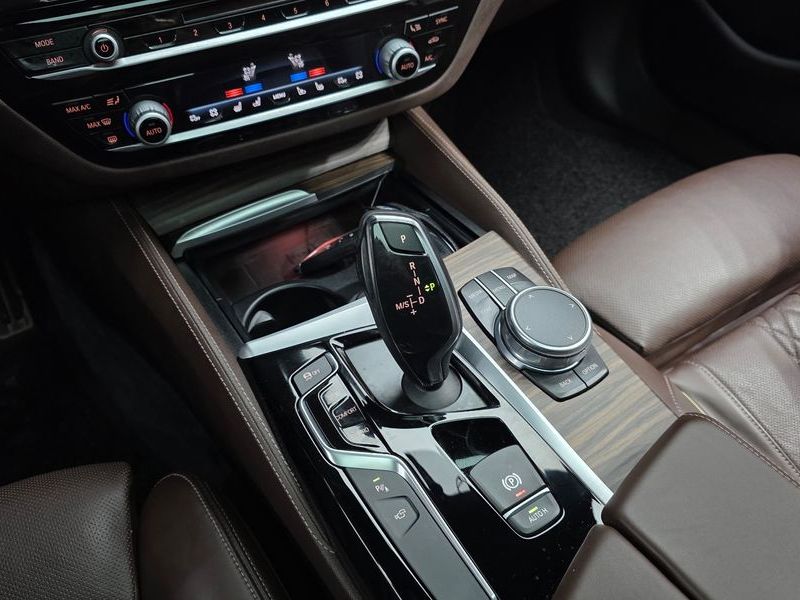 2018 BMW 5 Series 520d M Sport Package Plus photo 9