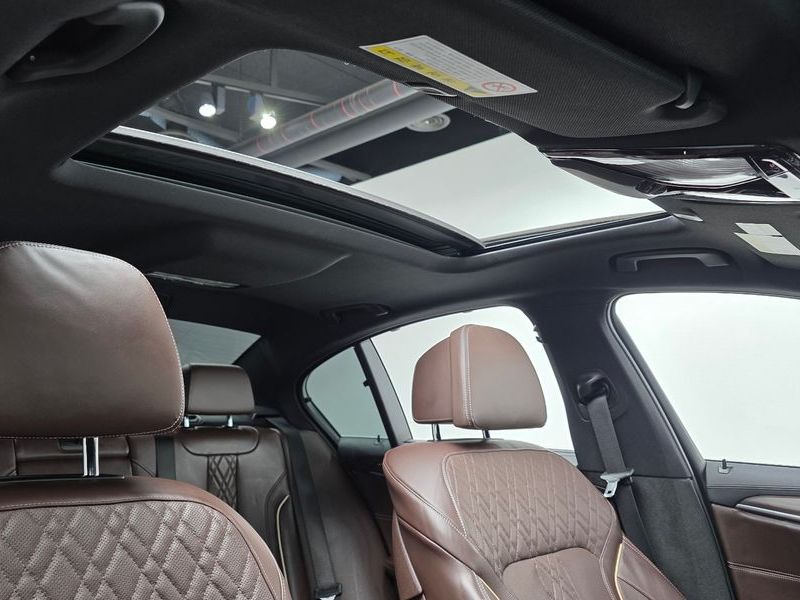 2018 BMW 5 Series 520d M Sport Package Plus photo 17