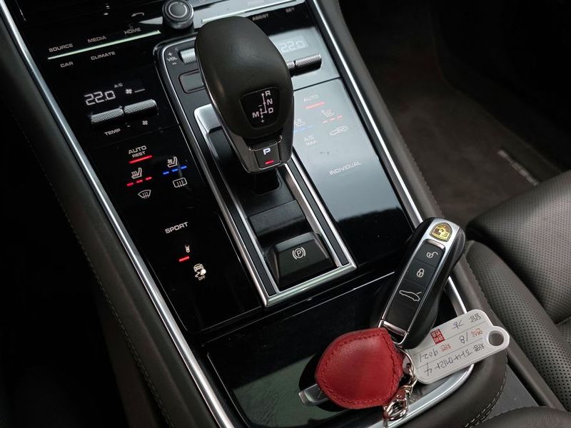 2018 Porsche Panamera 3.0 AWD photo 9
