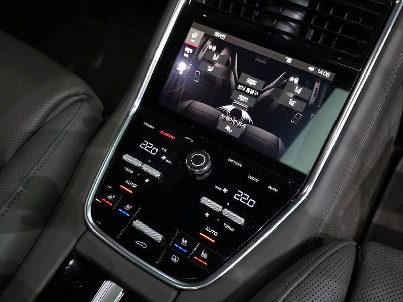 2018 Porsche Panamera 3.0 AWD photo 19