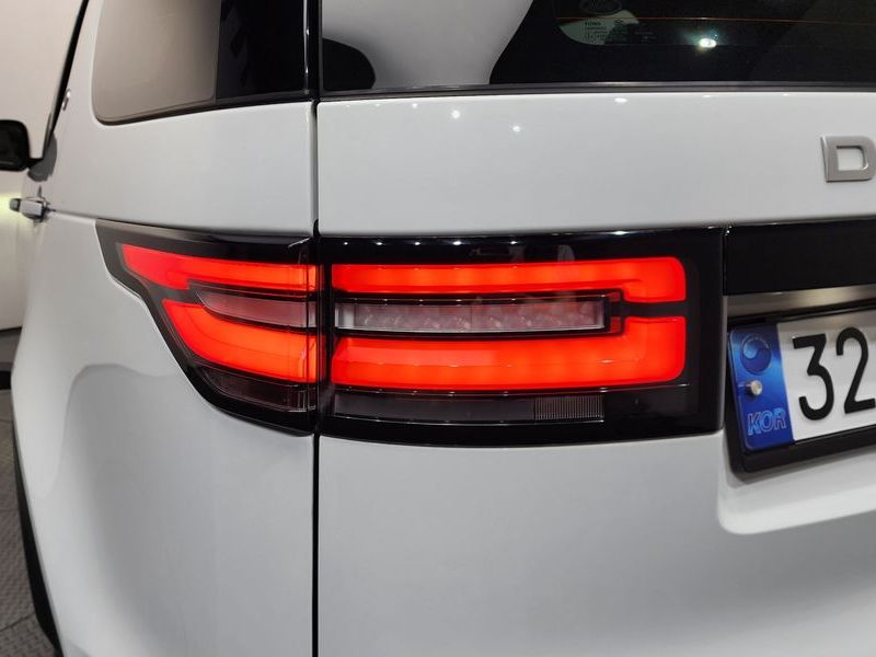 2018 Land Rover Discovery 3.0 TD6 HSE Luxury photo 23