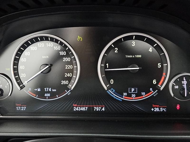 2013 BMW 5 Series 520d photo 8