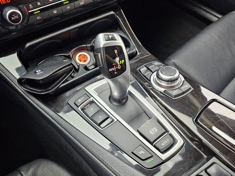 2013 BMW 5 Series 520d photo 9