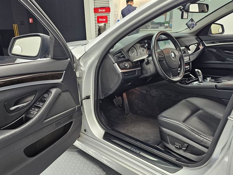 2013 BMW 5 Series 520d photo 11