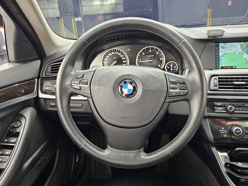 2013 BMW 5 Series 520d photo 13