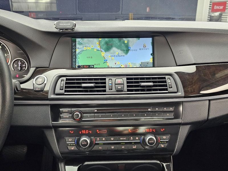 2013 BMW 5 Series 520d photo 14