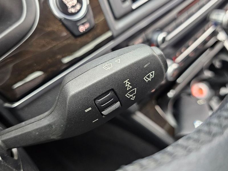 2013 BMW 5 Series 520d photo 16