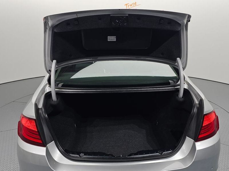 2013 BMW 5 Series 520d photo 20