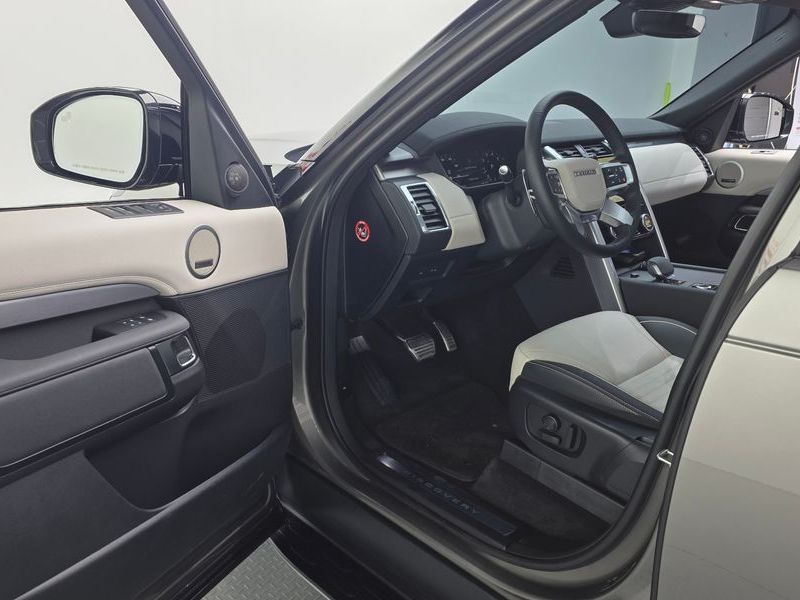 2024 Land Rover Discovery P360 Dynamic HSE photo 10