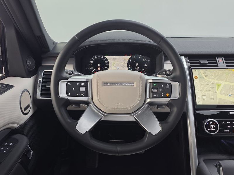 2024 Land Rover Discovery P360 Dynamic HSE photo 13