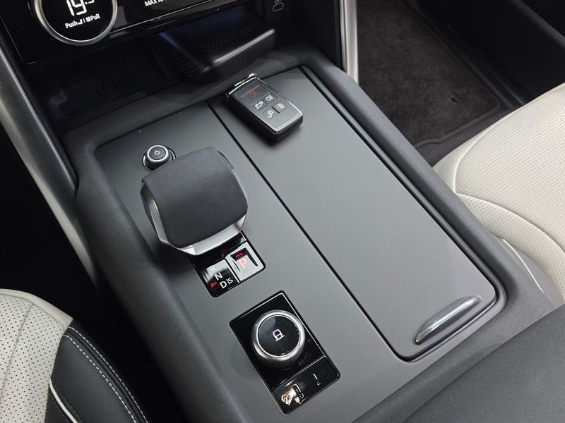 2024 Land Rover Discovery P360 Dynamic HSE photo 18
