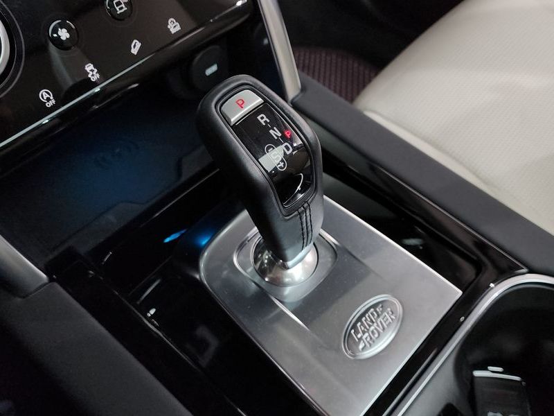 2020 Land Rover Discovery Sport P250 SE photo 9
