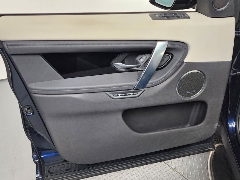 2020 Land Rover Discovery Sport P250 SE photo 24
