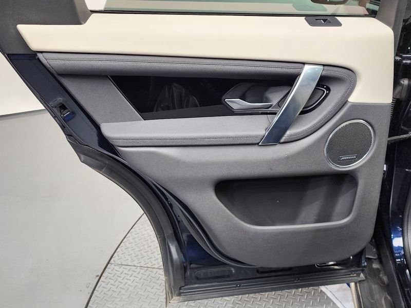 2020 Land Rover Discovery Sport P250 SE photo 25