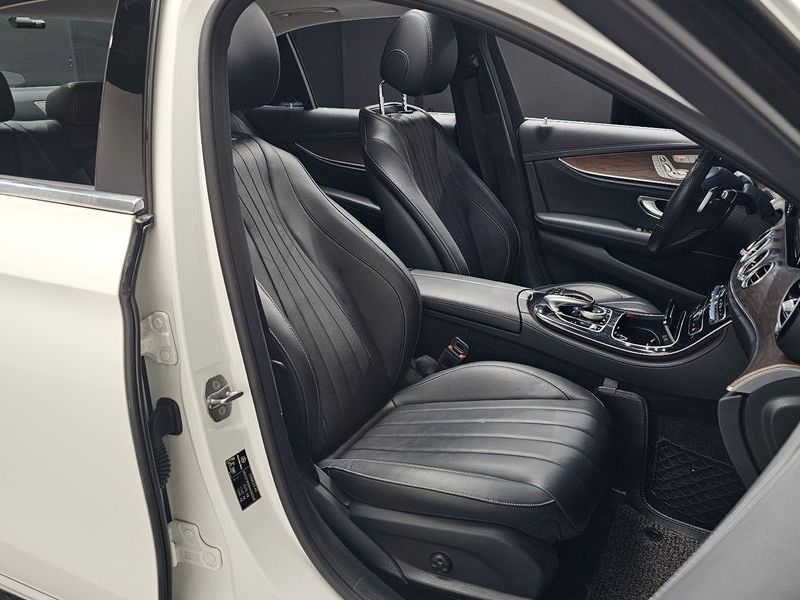 2017 Mercedes-Benz E-Class E220d 4MATIC Exclusive photo 10