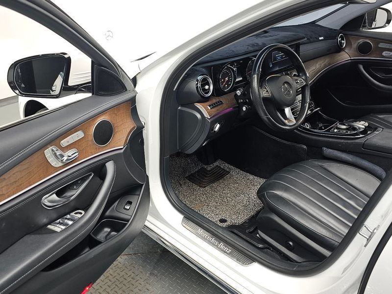 2017 Mercedes-Benz E-Class E220d 4MATIC Exclusive photo 12