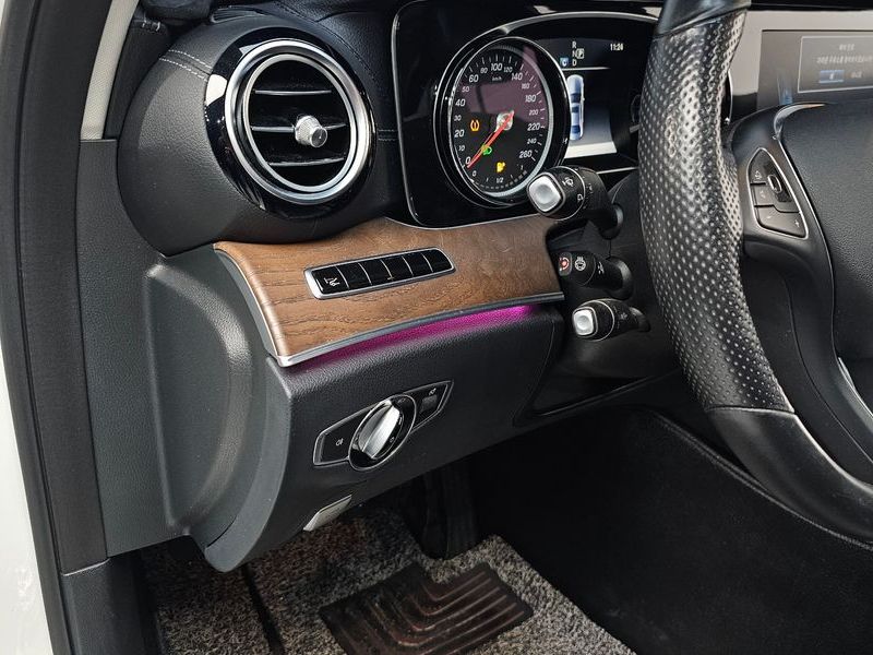 2017 Mercedes-Benz E-Class E220d 4MATIC Exclusive photo 13
