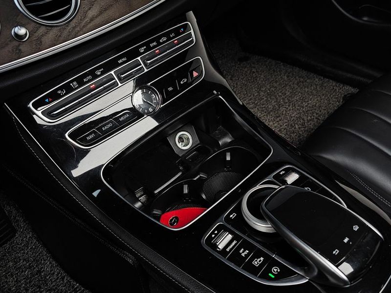 2017 Mercedes-Benz E-Class E220d 4MATIC Exclusive photo 17