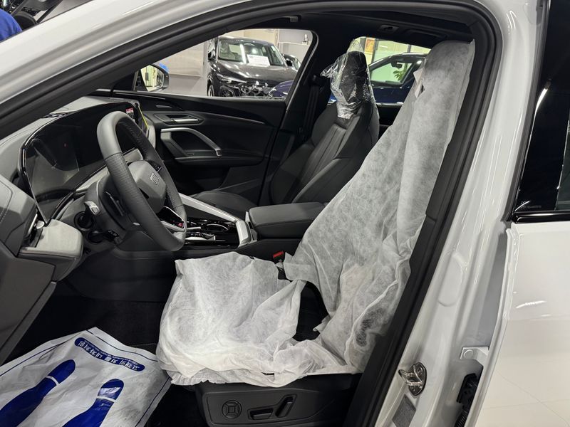 2025 Audi Q5 40 TDI Quattro S Line Black Edition photo 7