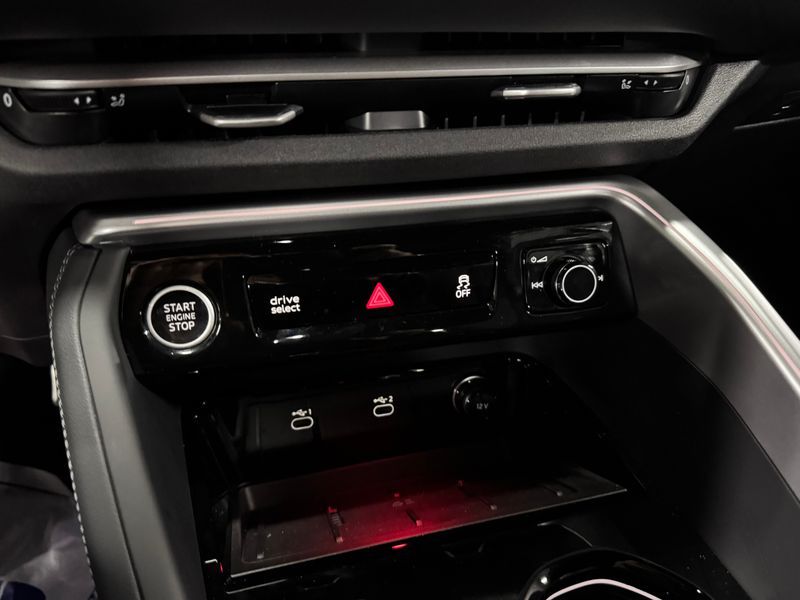 2025 Audi Q5 40 TDI Quattro S Line Black Edition photo 10