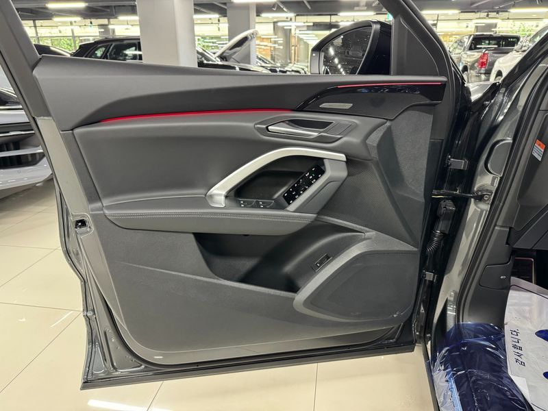 2025 Audi Q5 40 TDI Quattro S Line Black Edition photo 9