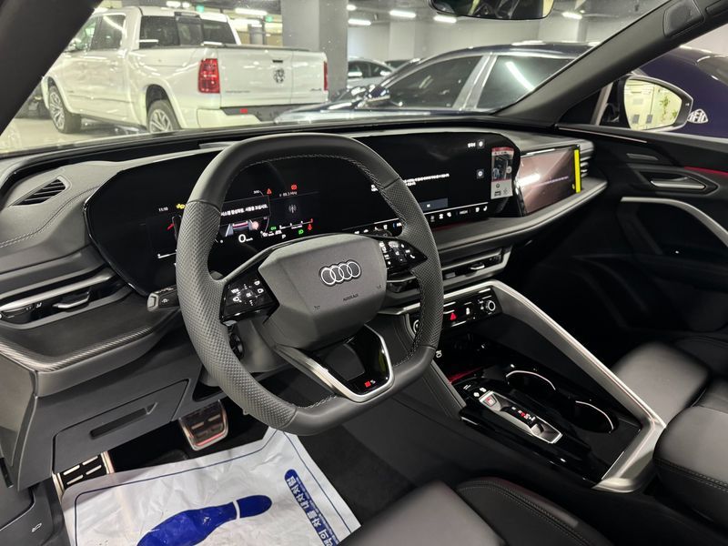 2025 Audi Q5 40 TDI Quattro S Line Black Edition photo 10