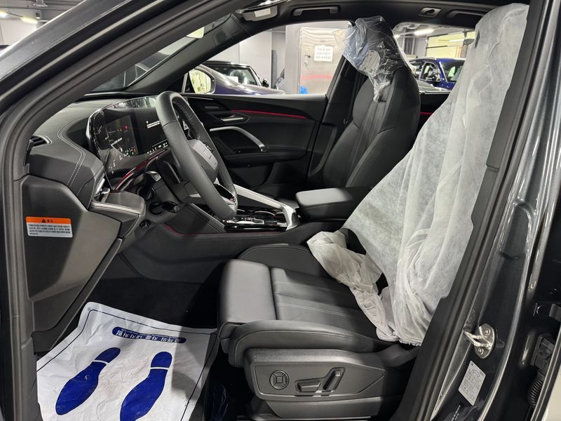 2025 Audi Q5 40 TDI Quattro S Line Black Edition photo 11