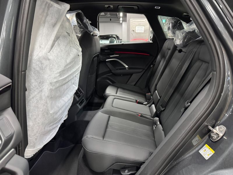 2025 Audi Q5 40 TDI Quattro S Line Black Edition photo 14