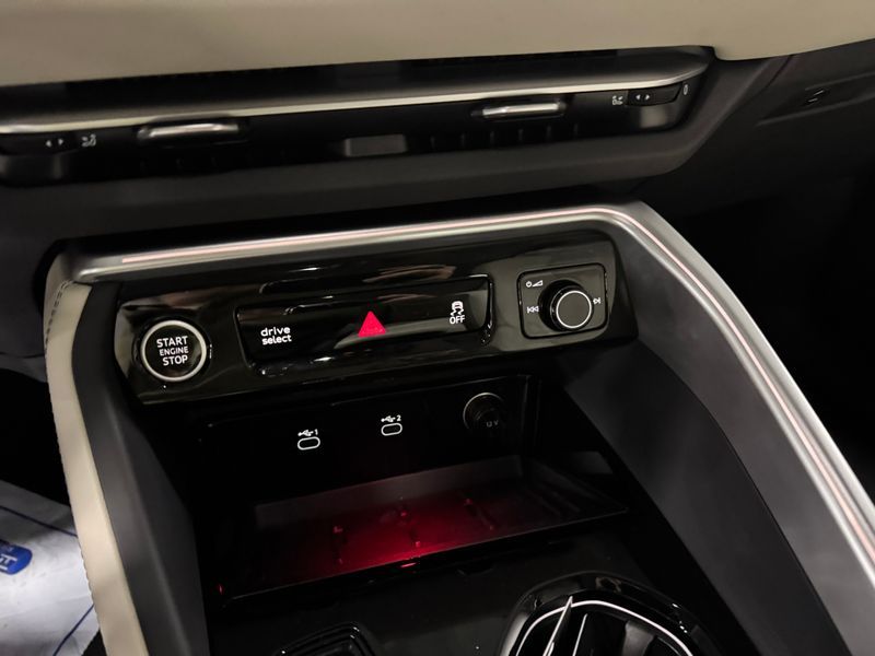 2025 Audi Q5 40 TDI Quattro S Line Sportback photo 9