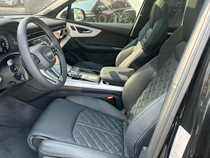 2026 Audi Q7 55 TFSI Quattro Premium photo 10