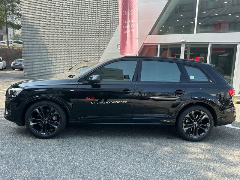 2026 Audi Q7 55 TFSI Quattro Premium photo 18