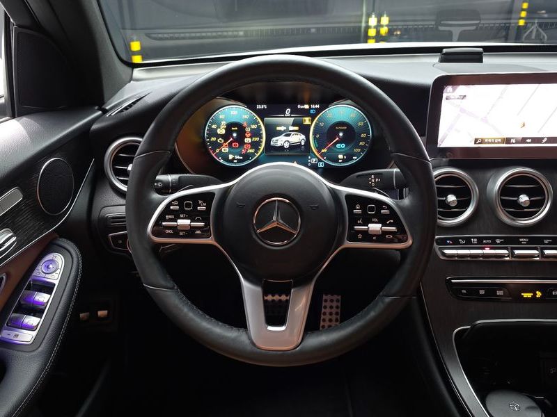 2021 Mercedes-Benz C-Class GLC300e 4MATIC Coupe photo 13