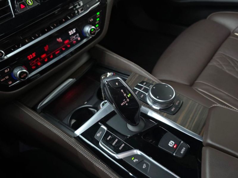 2018 BMW 5 Series 530i M Sport Package Plus photo 9