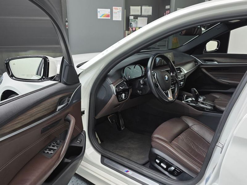 2018 BMW 5 Series 530i M Sport Package Plus photo 10