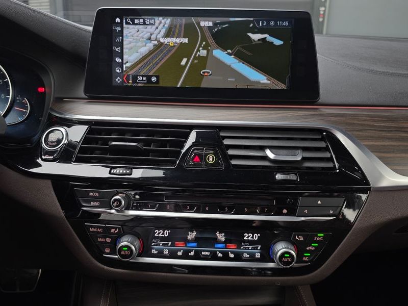 2018 BMW 5 Series 530i M Sport Package Plus photo 16