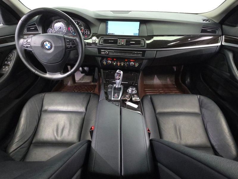 2012 BMW 5 Series 520d photo 7