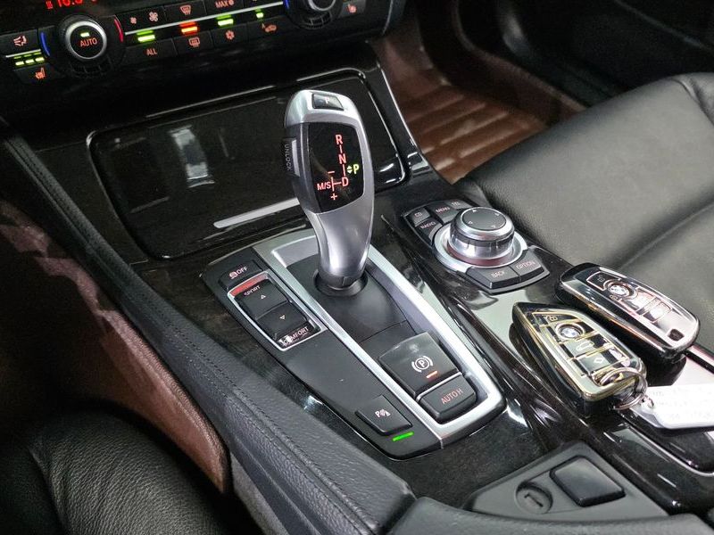 2012 BMW 5 Series 520d photo 9